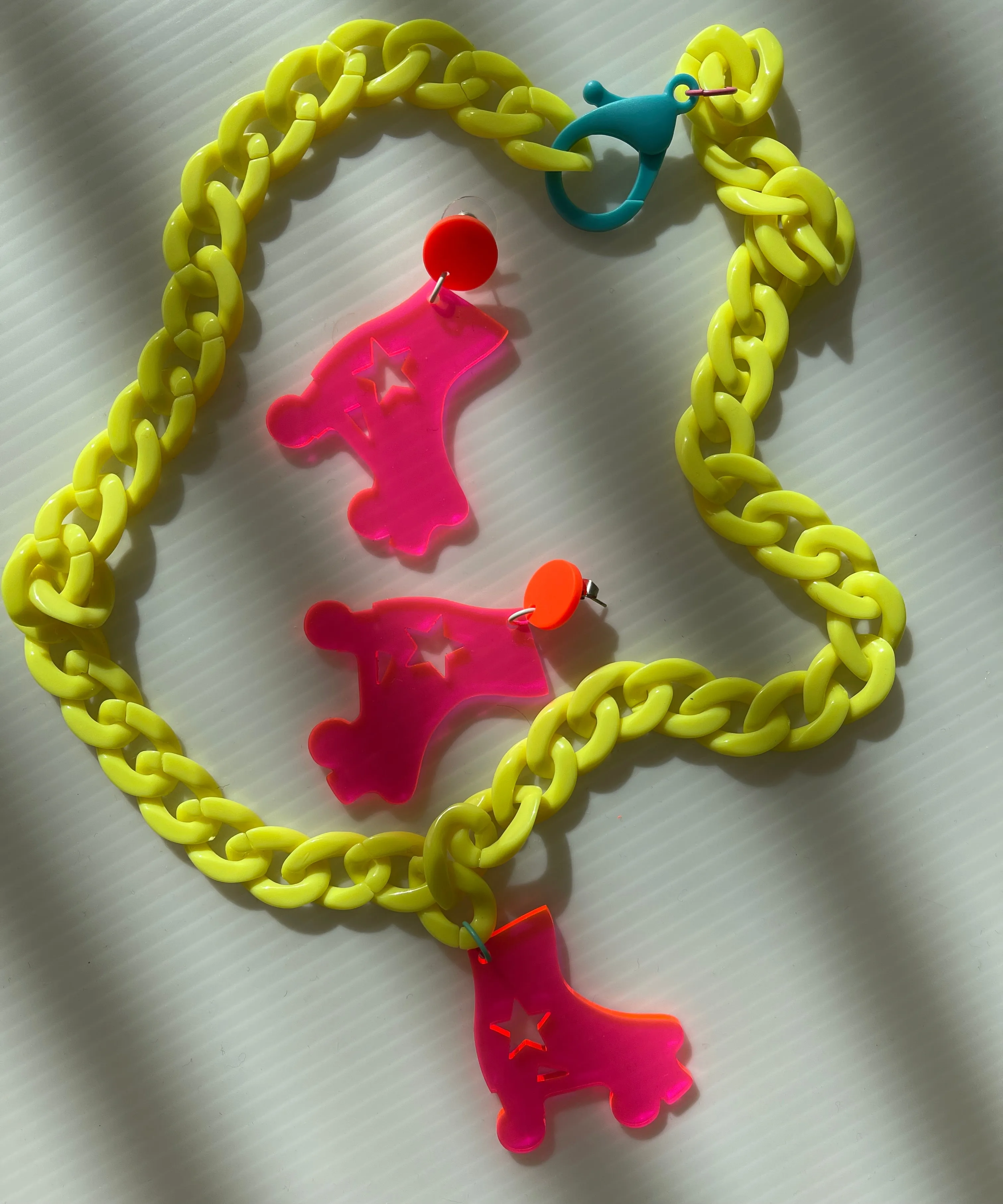 Fantastic Plastic Neon Pink and Yellow Chonky Chain Rollerskate Charm Necklace Set